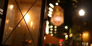 手持式拍摄的灯笼外的商店窗户在城市中心城市晚上