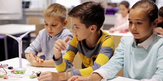 孩子们在机器人学校用平板电脑编程