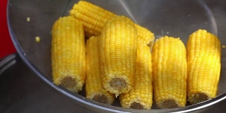 煮玉米的细节