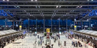4K延时:拥挤的机场登机大厅，倾斜拍摄