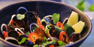 厨师提供美味的贻贝在工艺木碗海鲜餐厅菜肴-日本或亚洲食物