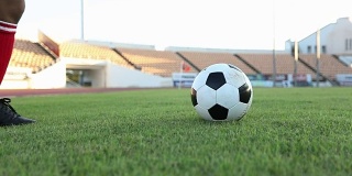 足球运动员用慢动作展示步法和足球运动员在球门上踢球和射门