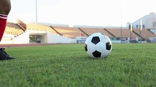足球运动员用慢动作展示步法和足球运动员在球门上踢球和射门视频素材模板下载