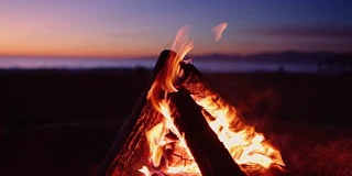 日落时分，海滩上燃烧的火焰