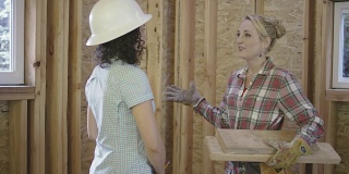 两个女建筑商在工地上聊天