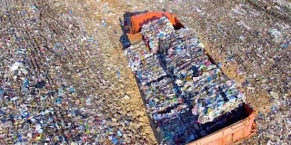在垃圾填埋场、垃圾场卸载垃圾的卡车。鸟瞰图。