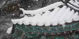 江原道江陵的韩国传统房屋屋顶上飘落着雪花