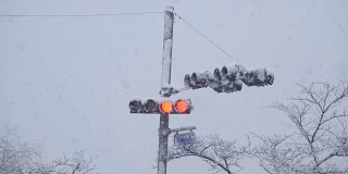 江陵，韩国，在交通信号灯暴风雪。