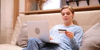 女性网上购物，信用卡支付