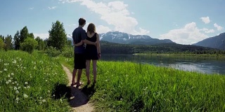 一对夫妇手挽着手站在一起观看美丽的山脉4k