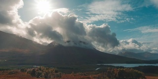 秋天在苏格兰格伦科山谷的湖泊