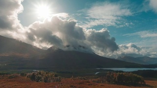 秋天在苏格兰格伦科山谷的湖泊视频素材模板下载