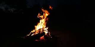 在夜晚燃烧篝火