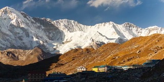 在尼泊尔珠穆朗玛峰附近的昆布地区，云在Gokyo村和湖上方移动的一段延时视频。