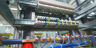 电力变电站。带电缆、电线和连接件的电气机架。