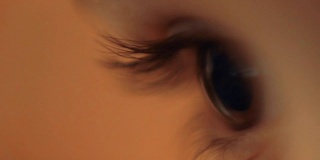 眨眼的棕色孩子的眼睛
