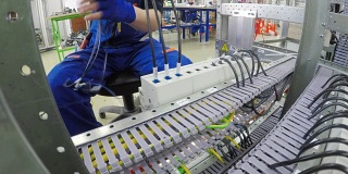 电工在现代化工厂制造电气屏蔽。