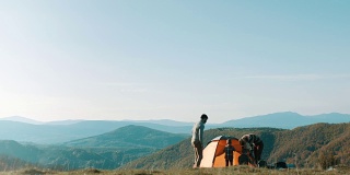 一家人在山顶搭帐篷