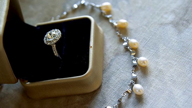 钻石结婚戒指和珍珠项链4k