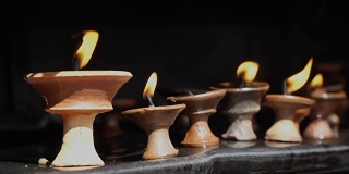 尼泊尔寺庙中点燃仪式蜡烛