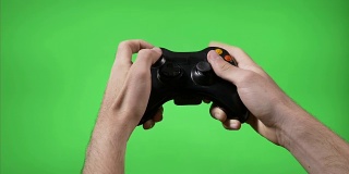玩家手玩视频游戏的特写，按下带有色度键背景的遥控器键