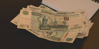 y形俄罗斯卢布束缓慢流动。财富和金钱