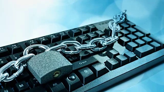 网络威胁理念，锁链和电脑键盘