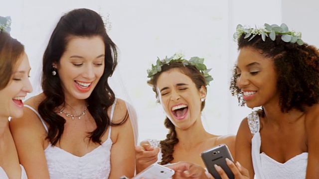 新娘和伴娘笑着拍4K 4K的照片