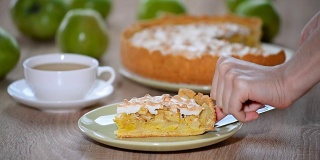 在盘子里放一块带蛋白酥皮的苹果蛋糕