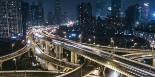 夜间多重高速公路和立交桥上的T/L ZO交通/中国上海