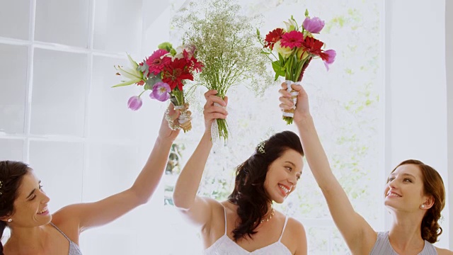 伴娘和新娘在空中捧着4K 4K的花