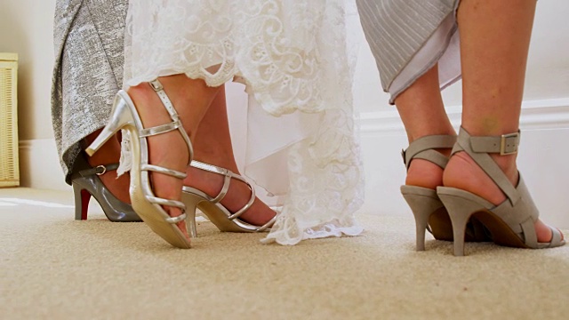 新娘和伴娘炫耀她们的鞋子4K 4K
