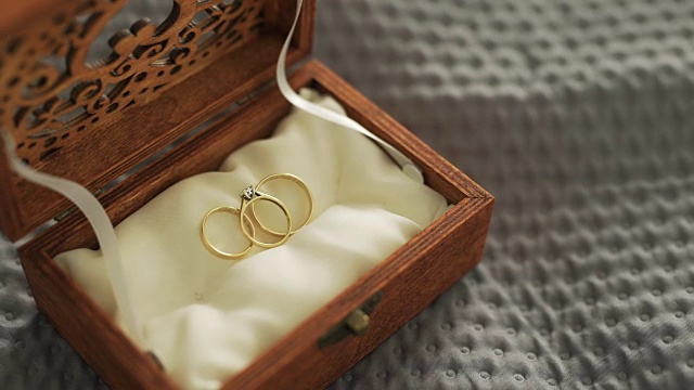 婚礼戒指在装饰盒4K