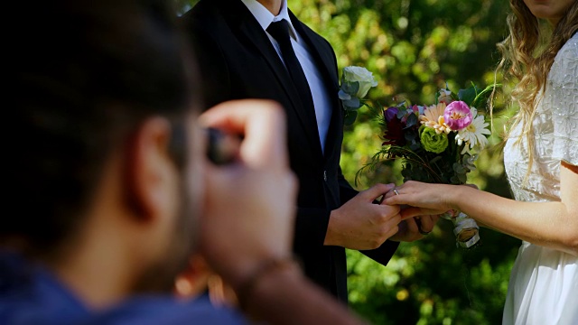 新郎牵着新娘的手和摄影师拍照4K 4K