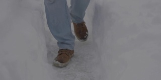 人们走在雪地里的一条小路上