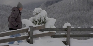 人走在雪山中的一条小路上