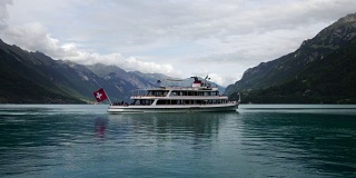 在卢塞恩湖上的船与瑞士的阿尔卑斯风景在卢塞恩瑞士