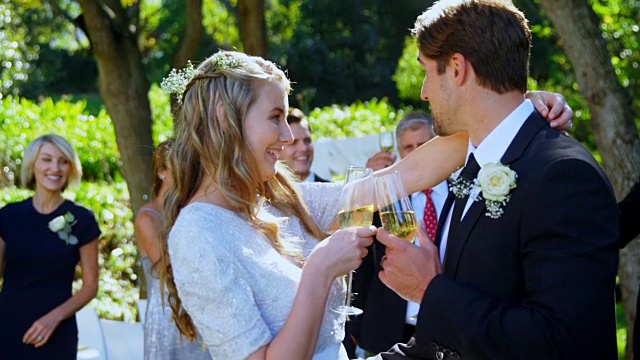 年轻的新娘和新郎用香槟敬酒