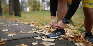 运动员系鞋带时戴智能手表