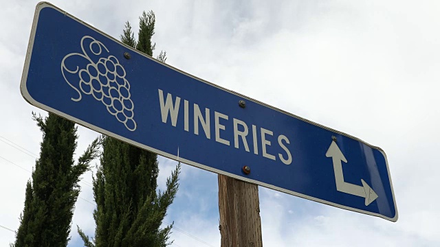 葡萄酒区指向酒庄的标识