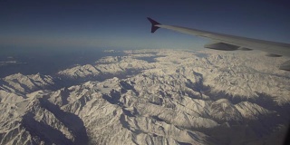 从飞机窗口观看山脉