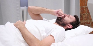 咳嗽病胡子男人晚上在床上，喉咙感染