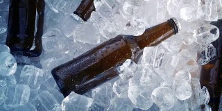 啤酒瓶在冰上庆祝概念