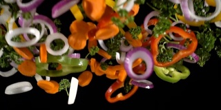 五颜六色的蔬菜落下，慢镜头
