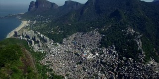 贫民窟空中:拍摄于巴西里约热内卢Rocinha贫民窟上空，背景是富裕地区