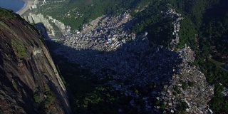 贫民窟天线：巴西里约热内卢Rocinha贫民窟上空的高山镜头