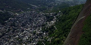 贫民窟天线:巴西里约热内卢Rocinha贫民窟的高山镜头