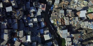 巴西里约热内卢的Rocinha Favela，空中贫民窟:上帝的眼睛直接俯视屋顶