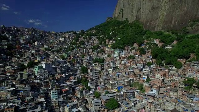 Favela Aerials:在巴西里约热内卢的Rocinha Favela上空盘旋