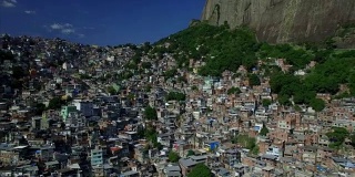 Favela Aerials:在巴西里约热内卢的Rocinha Favela上空盘旋